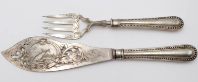 Auktion 363<br>Fischvorlegebesteck, um 1900, ungepunzt, Silbergriffe (gepr.), ca. L-31cm [1]