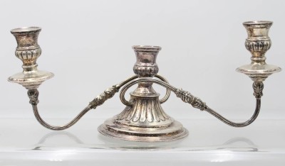 Auktion 363<br>gr. 3flammiger, Leuchter, versilbert, gefüllter Stand, ca. H-18cm B-42cm [1]
