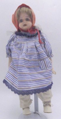 Auktion 363<br>antike Brustblattkopf Puppe, ungemarkt, Holzwollefüllung, Masse-Arme, H-38 cm [1]