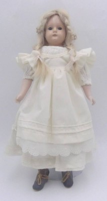 Auktion 363<br>Schildkrot-Brustblattkopf-Puppe, H-40 cm, Stoffkörper, Porzellanarme [1]