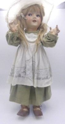 Auktion 363<br>gr. Sonneberg Puppe, Schelmenaugen, Mamastimme, H-72 cm, bespielte Erhaltung [1]