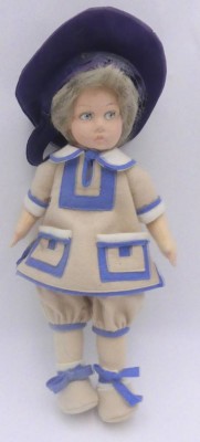 Auktion 363<br>Stoff-Mädchenpuppe in Matrosenkleid, Käthe Kruse??, H-35 cm [1]