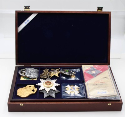Auktion 363<br>Kasten mit div. Göde-Orden u. Abzeichen, 25 Stück davon 18x mit Zertifikat [1]