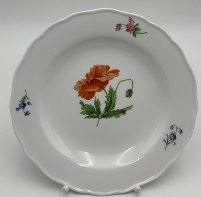 Auktion 363<br>gr. Meissen-Teller mit Feldblumen, um 1870, Knaufschwerter, 2.Wahl, D-14 cm [1]