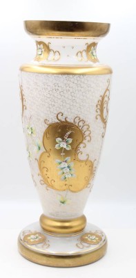 Auktion 363<br>Bodenvase, Milchglas mit aufwendiger Emaillemalerei, wohl Tschechien, ca. H-60cm [1]
