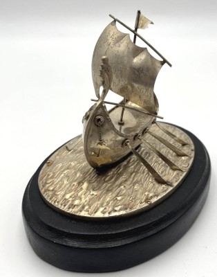 Auktion 363<br>Silber 800- Wikingerboot auf Holzplatte, H-ca. 12 cm, Platte 14x10,5 cm [1]