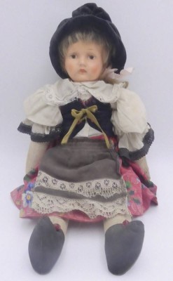 Auktion 363<br>Trachtenmädchen mit Massekopf (rückseitig mit Riss), Stöffkörper, H-ca. 45 cm [1]