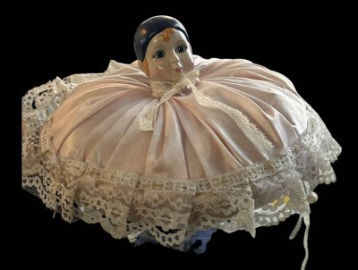 Auktion 363<br>Sofa Puppe mit bemalten Keramikkopf H-ca. 17 cm, D-ca. 30 cm [1]