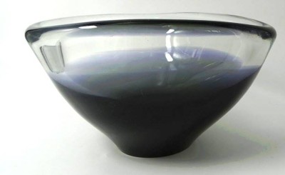 Auktion 363<br>schwere Dreieck-Rauchglasschale, H-10 cm, D-17 cm [1]
