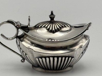 Auktion 363<br>Senftopf mit Löffelchen, Silber-925-, Sheffield 1904, H-5,5 cm, 53 gr [1]