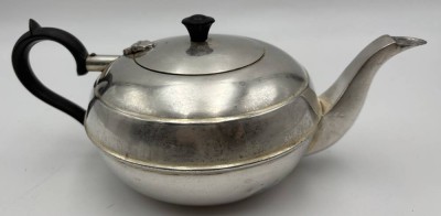 Auktion 363<br>flache Teekanne 