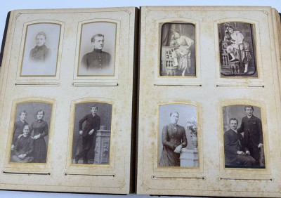 Auktion 363<br>gr. Gründerzeit-Fotoalbum voller Fotos um 1900, viele Kindermotive, Album fast voll, 28x23 cm [1]