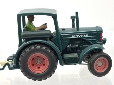 Auktion 363<br>Hanomag Traktor mit Leiterwagen und Fahrerfigur 