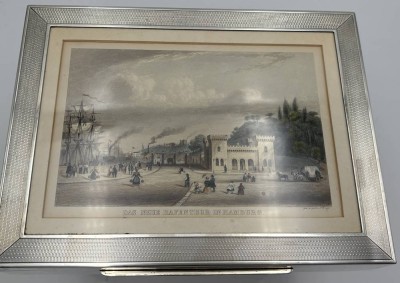 Auktion 363<br>massiver schwerer Zigarrenkasten, Silber-925- mit leichten Holz ausgeschlagen, mit Widmung vorne, 1084 gr., 17x23 cm, Deckel mit Hamburg-Ansicht-Das neue Hafenthor um 1850− [1]