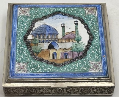 Auktion 363<br>arabische Zierdose, wohl für Zigaretten, Silber geprüft, mit handbemalter Fliese im Deckel, umlaufend Rand mit Arabesken, 603 gr., H-3 cm, 16x16 cm [1]