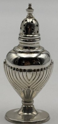 Auktion 363<br>Silber Zuckerstreuer auf Stand, H-10,5 cm, 36 gr [1]