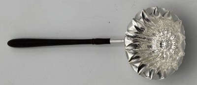 Auktion 363<br>Silber-Teesieb mit Holzstiel, L-19 cm, D-6,2cm, 17 gr [1]