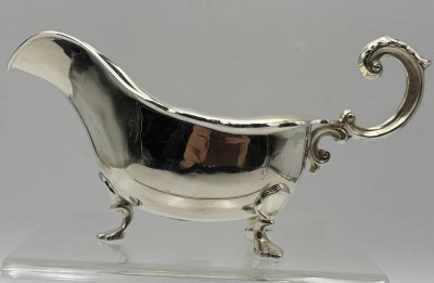 Auktion 363<br>Silber-835- Sauciere auf drei Beinen, Handarbeit 173 gr, H-10 cm, L-19,5 cm [1]
