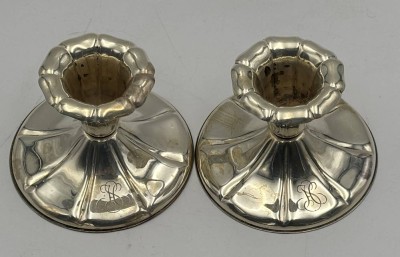 Auktion 363<br>Paar kl. Silber-ö813- Kerzenhalter, H-6 cm, D-8 cm,  zus.135 gr., Ziermonogramm JH [1]