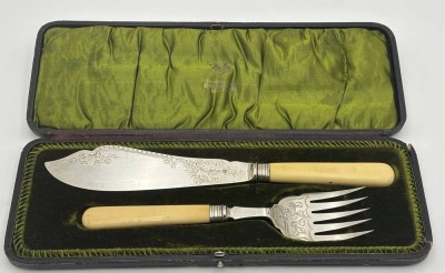 Auktion 363<br>Fisch-Vorlegeteile in Kasten, England, Klinge und  Gabel massiv Silber-925-, Sheffield 1899,  220  gr [1]
