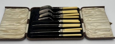 Auktion 363<br>Fischbesteck in Kasten, plated, kpl. für 6 Personen, Griff-Montur Sterling Silver, Klingen/Gabeln plated, tw. berieben [1]