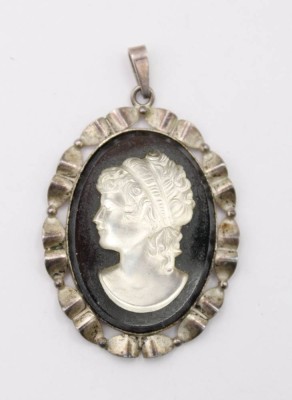 Auktion 363<br>Anhänger, Gemme, 900er Silbermontur, ca. L-4,2cm [1]
