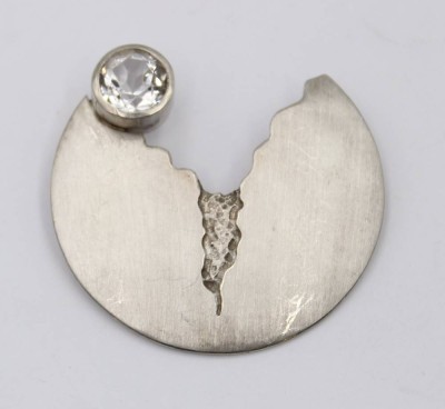 Auktion 363<br>Design-Kettenschieber, 925er Silber mit klarem Stein, 11,1gr., ca. 4 x 4cm [1]