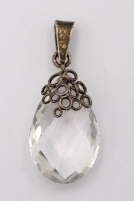 Auktion 363<br>Anhänger mit Silbermontur, klarer facett. Stein, L-3,5cm [1]