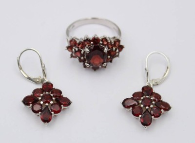 Auktion 363<br>925er Silber-Set. Ring und Ohrhänger, Granatbesatz, zus. 10,3gr., RG 57, L-3,5cm [1]