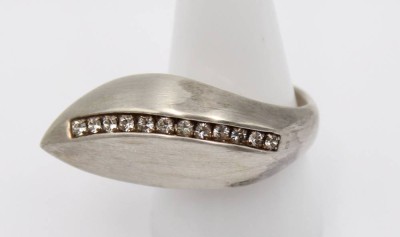 Auktion 363<br>925er Design-Ring, klare Steine, offene Schiene, gemarkt 