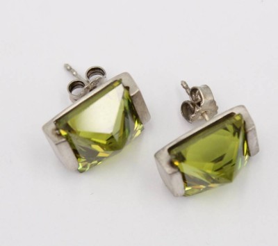 Auktion 363<br>Paar Ohrstecker, 925er Silber, Yvette Ries, grüne Steine, 11,2gr., L-1,5cm [1]