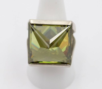 Auktion 363<br>schwerer Design-Ring, 925er Silber, Yvette Ries, grüner Stein, 27,5gr., RG 59 [1]