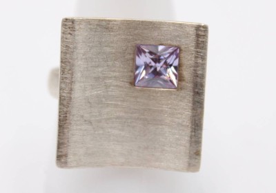 Auktion 363<br>925er Designring, Yvette Ries, Amethyst, 10,6gr., offen Schiene [1]