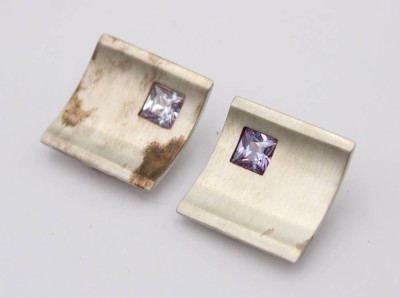 Auktion 363<br>Design-Ohrclips, Yvette Ries, 925er Silber, wohl Amethyste, 15,3gr., ca. 2 x 2cm [1]