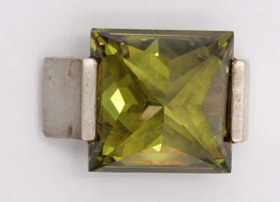 Auktion 363<br>Design-Anhänger, Yvette Ries, 925er Silber, grüner Stein, 20,4gr., 3 x 2cm [1]