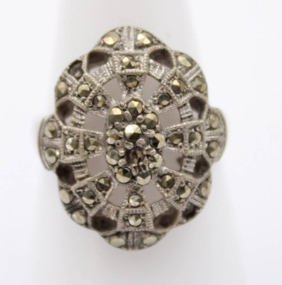 Auktion 363<br>935er Silber-Ring mit Markasitenbesatz, älter, 3 Steine fehlen, RG 57, ca. 7gr. [1]