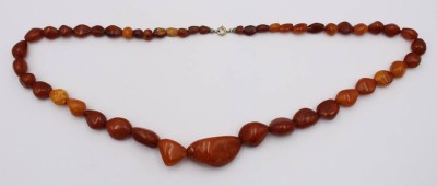 Auktion 363<br>Halskette, Bernstein, älter, Steine im Verlauf, 46,6gr., L-64cm [1]