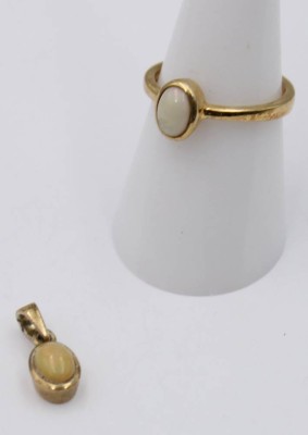 Auktion 363<br>Ring und Anhänger, 925er Silber vergoldet, je mit Opal, zus. 4gr., RG 56 Anh. L-1,6cm [1]