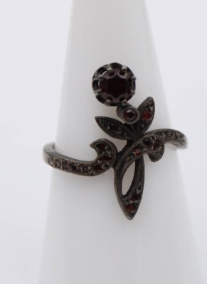 Auktion 363<br>925er Silber-Ring, Granat, älter, 3,1gr., RG 56, einige Steine fehlen [1]