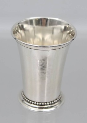 Auktion 363<br>Becher, Georg Jensen, Sterling, Nr. 107 D, minimale Druckstelle am Standring, ca. H-6,8cm 53,9gr. [1]