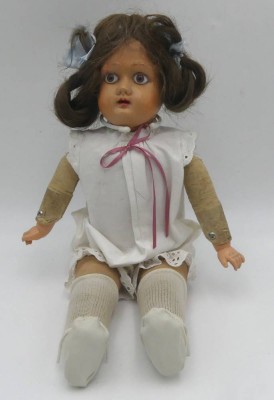 Auktion 363<br>Celluloid Brustblattkopfpuppe mit Stopfkörper, bespielt. Hals handschriftlich beschriftet?, H-34 cm [1]