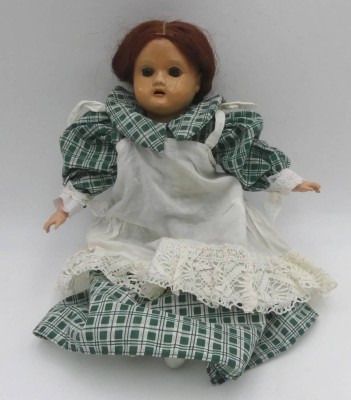 Auktion 363<br>kl. Schildkröt Brustblattkopf-Puppe mit Lederkörper, H-32 cm [1]