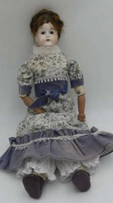 Auktion 363<br>Porzellankopfpuppe mit Lederkörper, H-41 cm [1]