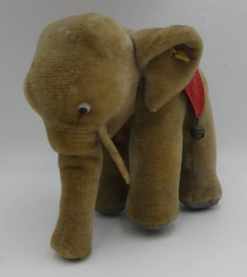 Auktion 363<br>grosser Steiff  Zirkuselefand, komplett, Fahne verwaschen, H-21 cm, L-24 cm [1]