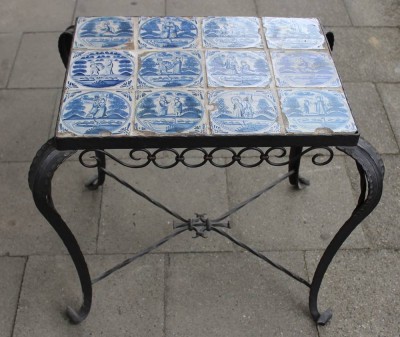 Auktion 363<br>Fliesentisch mit 12 antiken Fliesen, bibl. Szenen, Gestell aus Gusseisen, Fliesen teilw. beschädigt, H-58cm B-63cm T-49cm [1]