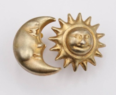 Auktion 363<br>Paar Ohrstecker, Mond und Sonne, 925er Silber vergoldet, Italien, zus. 2,6gr., L-1,5cm [1]