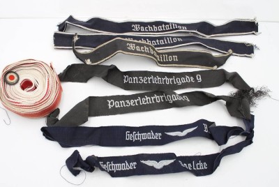 Auktion 363<br>Konvolut div. Mützenbändern und rotes Ordensband, Alter ? [1]