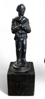 Auktion 363<br>kl. Eisenfigur auf Marmorsockel 