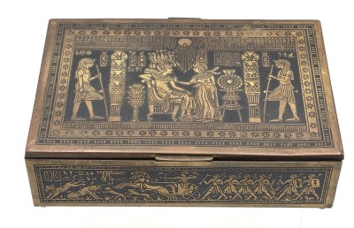 Auktion 363<br>Messing-Zigarrenkasten mit  Holzeinlage, altägyptisches Dekor, H-6 cm, 21x14 cm [1]