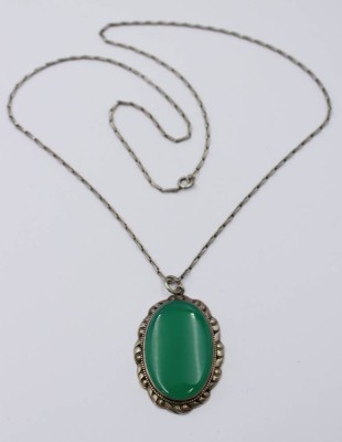 Auktion 363<br>gr. Anhänger, grüner Stein (Chalcedon ?) in 800er Fassung, an 835er Silberkette, zus. ca. 26,2gr., L-70cm, Anh. L-5,8cm [1]